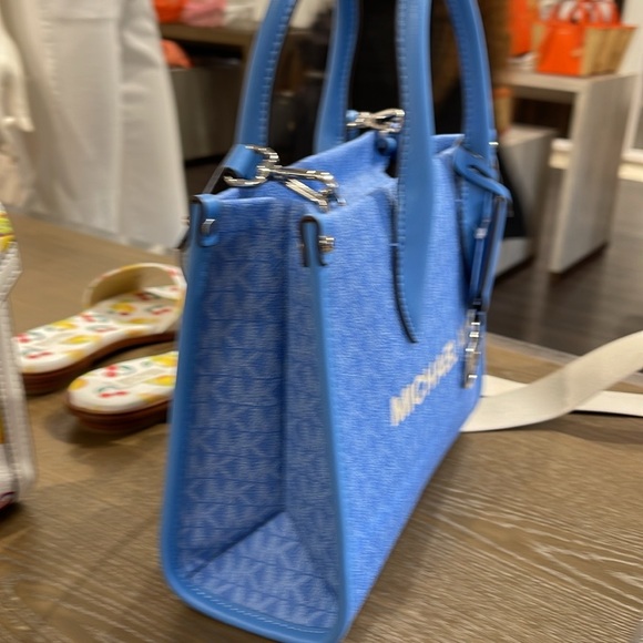 Michael Kors Mirella Small Shopper Top Zip Signature Logo Crossbody XBODY MK
NWT - Picture 11 of 16